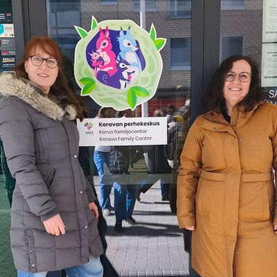 Martina Weidner-Scheeler (links) und Alexandra Bunk vor dem Familienzentrum Kerava Finnland.