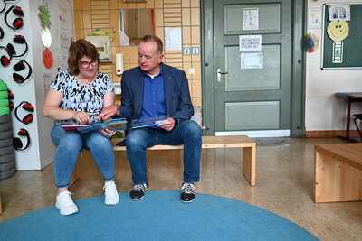 Bild vergr��ern: Schulbesuch an der Luitpoldschule: Schulleiterin Jenny Weid und OB Thomas Deffner