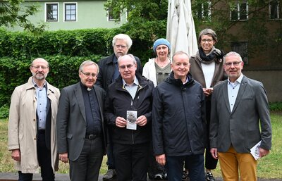 Bild vergr��ern: v.l.: Prof. Dr. Mathias Rohe (FAU Erlangen-Nuernberg), Dr. Norbert Jung (St. Ludwig), Dr. Wolfgang F. Reddig (Stadtarchiv), Alexander Biernoth (Buergerbewegung fuer Menschenwuerde), Iryna Savchenko (Integrationsbeauftrage), Thomas Deffner (Oberbuergermeister), Nadja Wilhelm (Kulturreferentin) und Dr. Matthias Buettner (Dekan)