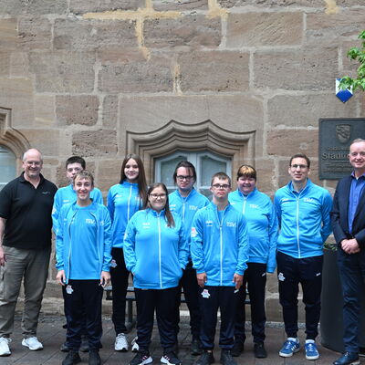 Oberb&uuml;rgermeister Thomas Deffner mit dem Ansbacher Schwimmteam des TSV 1860 Ansbach e. V.