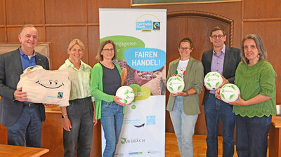 Bild vergr��ern: von links: Oberb�rgermeister Thomas Deffner, Susanne Britz (Schulleiterin der st�dtischen Wirtschaftsschule), Annette Friedrich (Lehrerin an der st�dtischen Wirtschaftsschule), Lisa D�nzer (Lehrerin am Platen-Gymnasium), Tobias Herber (Schulleiter am Platen-Gymnasium) und Simone L�scher von der Evangelischen Schule Ansbach.