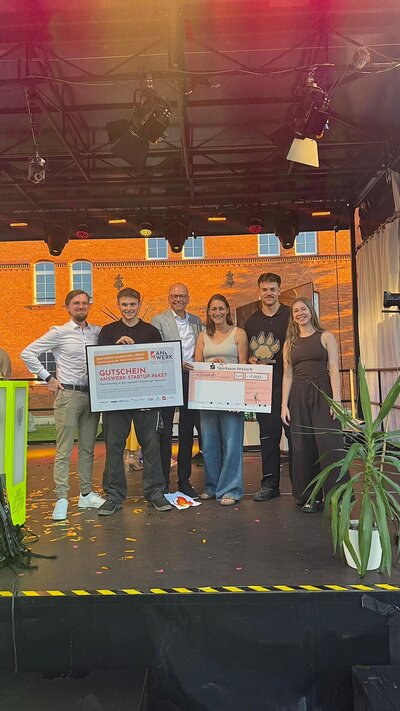Bild vergr��ern: Foto (v. l.): Peter Rieger (Gr�ndungsberater Sparkasse Ansbach), Josua Edel (Gr�nder WerkUp), Werner Frie� (Vorstandsvorsitzender Sparkasse Ansbach), Alida Lieb (ANsWERK), Tim Croner (Gr�nder WerkUp) und Jessica Kraska (ANsWERK).