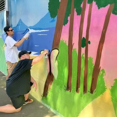Bild vergr��ern: Graffiti-Aktion mit den K�nstlern Adrien Franqueville und Marco 
Holzinger (v. l.)
