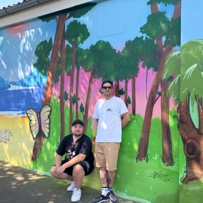 Bild vergr��ern: Fertige Graffiti-Wand mit den K�nstlern Marco Holzinger und 
Adrien Franqueville (v. l.)