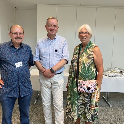 Bild vergr��ern: St�dtischer Empfang f�r die franz�sischen G�ste aus Anglet 
mit Gerhard Zumach (Vorsitzender des Vereins �Club der Freunde von Anglet e. V.�), Oberb�rgermeister Thomas Deffner und Odette Dupont (Vorsitzende des Vereins �Amicale des Amis d'Ansbach�) (v. l.)