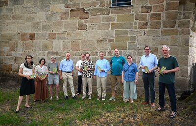 Bild vergr��ern: von links: Nadja Wilhelm (Kulturreferentin), Isabella Ruttmann (Stadt Ansbach), Maria Bayer (Stadt Ansbach), Thomas Deffner (Oberb�rgermeister), Udo Seidel (Kommunale Jugendarbeit Ansbach), Bernd Krau� (Gastronom), Dr. Matthias B�ttner (Evangelischer Dekan), Thomas Bunk (Kommunale Jugendarbeit Ansbach), Susanne Hoch (S�ngerkreis Ansbach e. V.), Pfarrer Oliver Englert (Pfarramtsf�hrung Evangelische Innenstadtkirchen Ansbach) und Hans Ruppert (Kulturforum Ansbach e. V.).