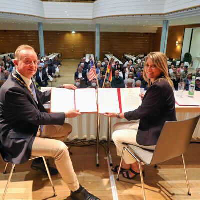 Feierliche Stadtratssitzung zum 60-j&auml;hrigen Jubil&auml;um der St&auml;dtepartnerschaft zwischen Bay City und Ansbach