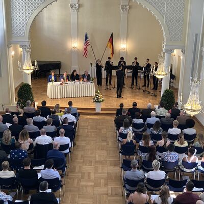 Bild vergr��ern: Feierliche Stadtratssitzung zum Jubil�um der St�dtepartnerschaft mit Bay City.