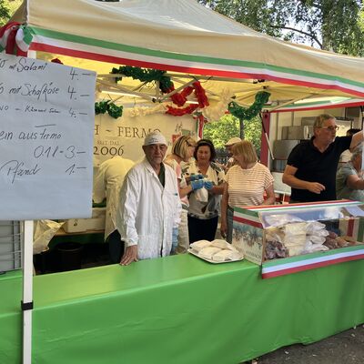 Bild vergr��ern: Italienischer Verkaufsstand auf der Ziegenwiese 