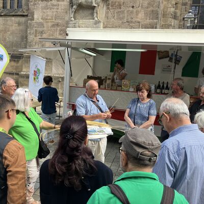 Bild vergr��ern: Verkaufsstand auf dem Ansbacher Wochenmarkt