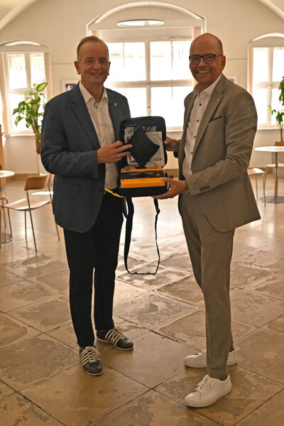 Bild vergr��ern: OB Deffner und Werner Frie� bei der Spenden�bergabe f�r f�nf Defibrillatoren. 