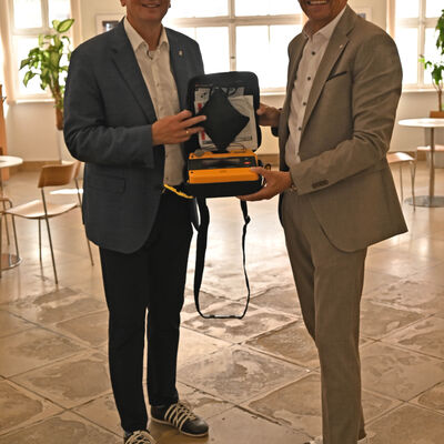 OB Deffner und Werner Frie&szlig; bei der Spenden&uuml;bergabe f&uuml;r f&uuml;nf Defibrillatoren. 