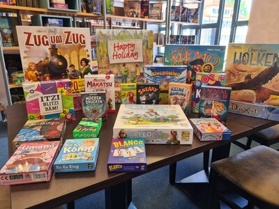 Bild vergr��ern: Pressefoto Spieletisch in der Stadtb�cherei Ansbach