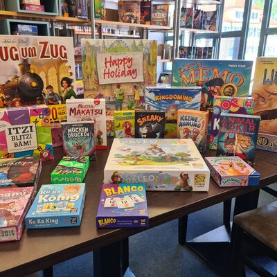 Pressefoto Spieletisch in der Stadtb&uuml;cherei Ansbach
