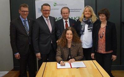 Bild vergrößern: Unterzeichnung des Ansbach-Pakts am 17.02.2016