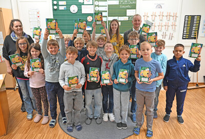 Bild vergr��ern: Schulleiterin Karin List-Engerer (hinten links), Aline L�ffler (2. von rechts hinten) und Oberb�rgermeister Thomas Deffner (hinten rechts) gemeinsam mit den Sch�lerinnen und Sch�lern der 4. Klasse.