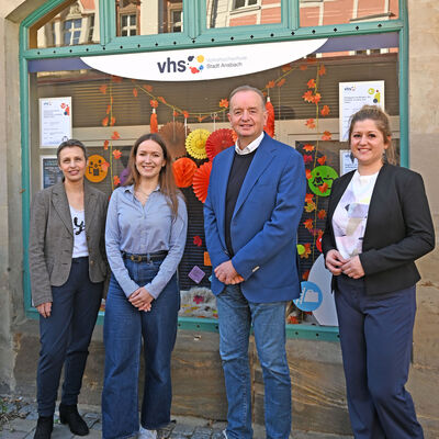 Bild vergr��ern: Stellten das Programm der Langen Nacht der Demokratie vor (von links): Lisa-Marie Buntebarth, Gleichstellungs- und Inklusionsbeauftragte, Jana Wimmer, vhs-Programmbereichsleiterin, Oberb�rgermeister Thomas Deffner und Sandra Anjoka, Leiterin der vhs Ansbach.
