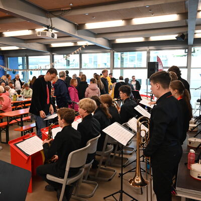 Bild vergr&ouml;&szlig;ern: F&uuml;r Stimmung sorgte die Platen Big Band.