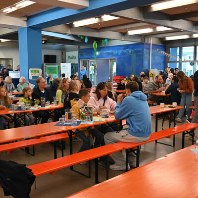Bild vergr&ouml;&szlig;ern: Gut besucht war das Faires Fr&uuml;hst&uuml;ck in diesem Jahr. Vielen Dank ans Platen-Gymnasium f&uuml;r die Location!