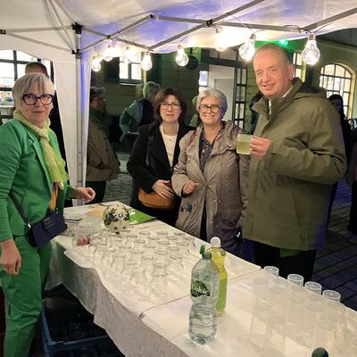 Bild vergr��ern: Stand der Club der Freunde von Anglet e. V. mit v. l. Gudrun Zumach (Club der Freunde von Anglet e. V.), Florence Marceillac (Partnerschaftsbeauftragte Anglet), Annie Idiart (Stadtr�tin Anglet) und Oberb�rgermeister Thomas Deffner bei der Gr�nen Nacht