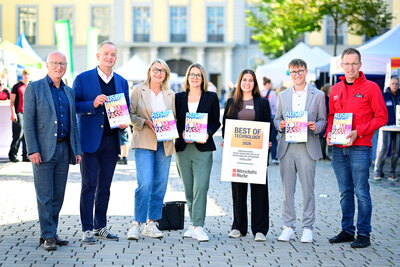 Bild vergr��ern: Vorstellung des Ansbacher Ausbildungskompasses (v. r.): Christoph Albrecht (Leitung des Amtes f�r Wirtschaftsf�rderung der Stadt Ansbach), Landrat Marco Meier, Antonia Hoppe (Projektleitung Ausbildungskompass), Bettina Fr�hlich (Vorsitzende der Gesch�ftsf�hrung der Agentur f�r Arbeit Ansbach-Wei�enburg), Karin Bucher (Leiterin der IHK-Gesch�ftsstelle Ansbach), Oberb�rgermeister Thomas Deffner und Thomas Merkel (Abteilungsleitung Wirtschaftsf�rderung, Regionalmanagement und Klimaschutz beim Landratsamt Ansbach).