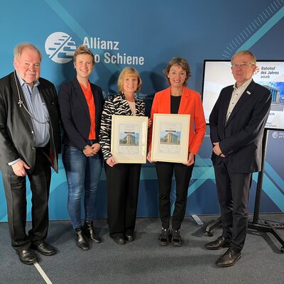 Bild vergr��ern: Auszeichnung Bahnhof des Jahres mit v. l. Karl-Peter Naumann (Jury-Mitglied, Fahrgastverband PRO BAHN), Martina L�be (Jury-Mitglied, Allgemeiner Deutscher Fahrrad-Club), Claudia Gremer (Leiterin Bahnhofsmanagement N�rnberg), Elke Homm-Vogel (2. B�rgermeisterin Stadt Ansbach), Dr. Andreas Gei�ler (Jury-Mitglied, Allianz pro Schiene)