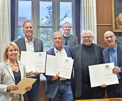 Bild vergr��ern: Oberb�rgermeister Thomas Deffner (Mitte hinten) �berreichte die kommunale Dankurkunde an (von links) Elke Beyer, Boris-Andr� Meyer, Martin Porzner, Dr. Paul Kupser und Paul Sichermann.