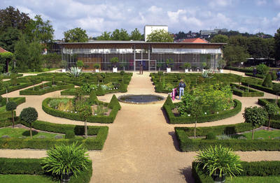 Bild vergrößern: Zitrushaus und Leonhart-Fuchs-Garten
