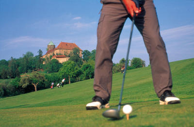 Bild vergrößern: Golfen im Hintergrund Burg Colmberg